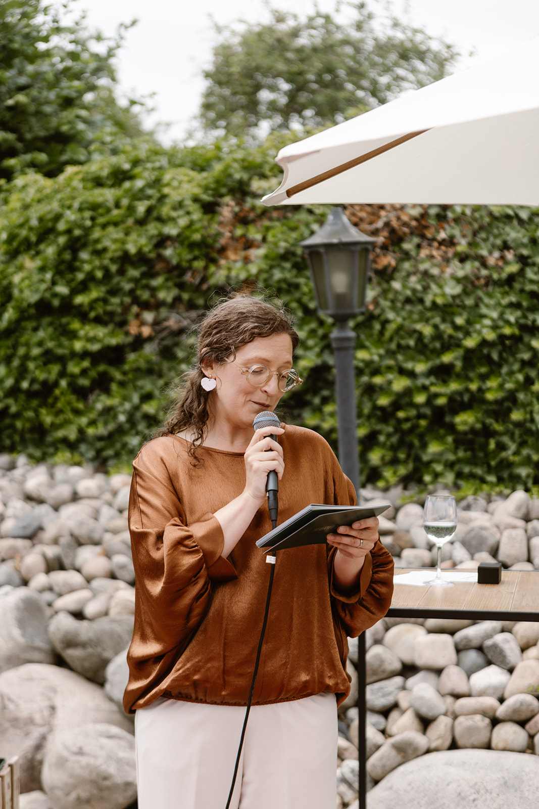 ceremoniespreker Evelyn tijdens huwelijksceremonie